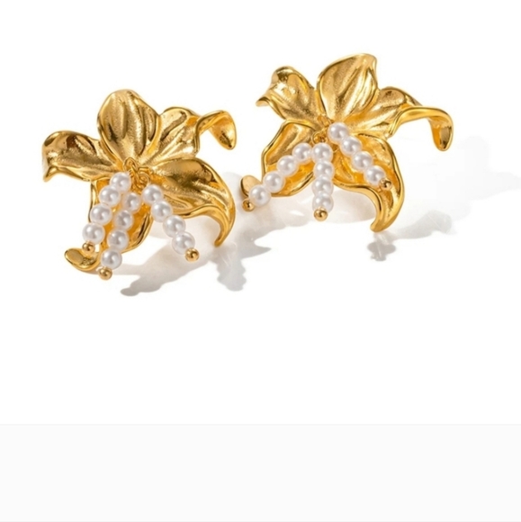 Golden Flower Earrings 🌼 🌸 ✨️ - Picture 7 of 9